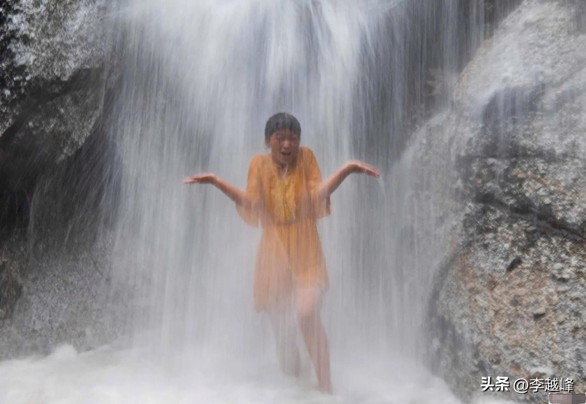 硫酸泼脸自救,硫酸泼到身上怎么自救