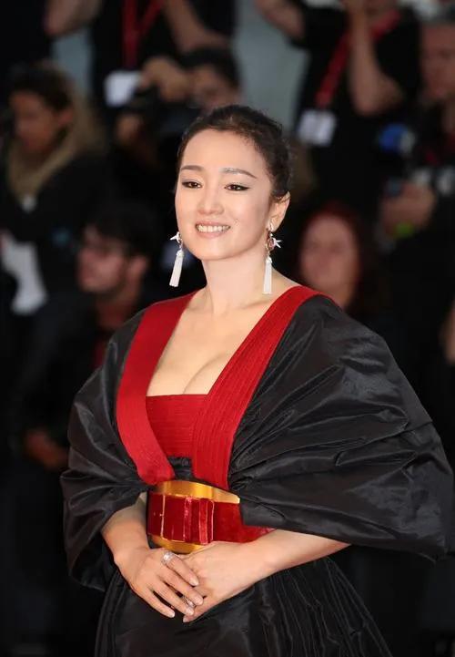 最具美人脸的十位女星,蒜头鼻小眼睛方脸却很漂亮的女星