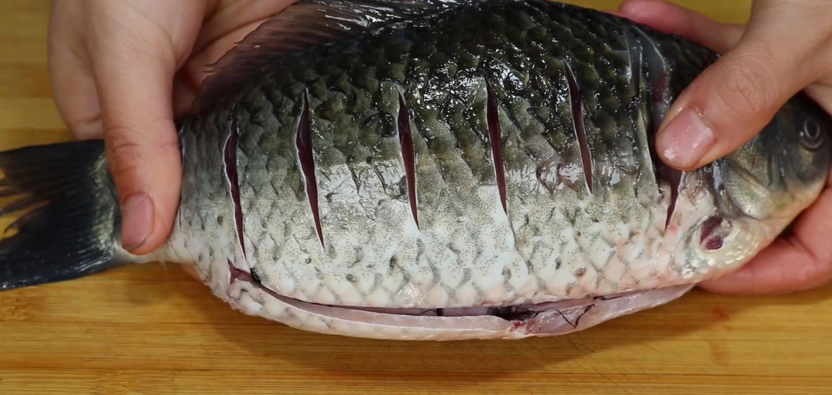 家常烧鱼放热水还是凉水好,烧鱼的时候怎么熬鱼料