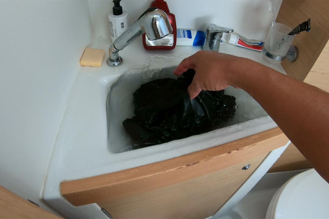 中国小伙的航海日记,44:遭遇海上马蜂袭击,亲妈都不认识我了