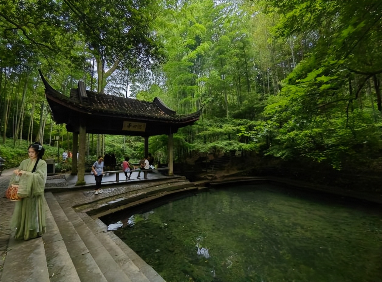 来江南穿汉服照视频,穿汉服在杭州西湖拍的视频