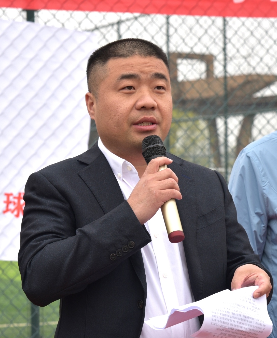 林谷春为天津江苏商会足球队授旗成建新为尤斌颁发*党**建指导员聘书