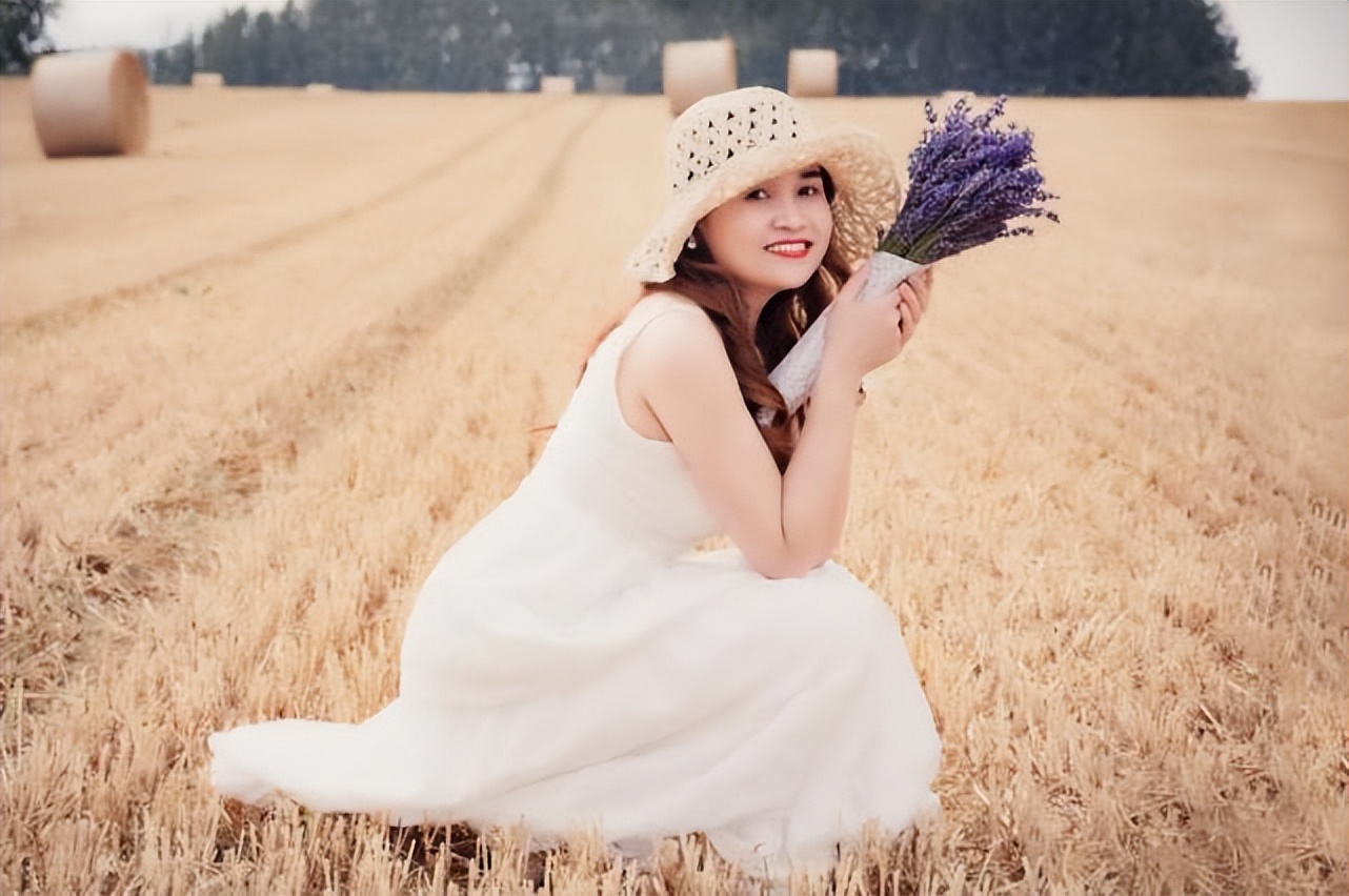 两*交性**往，女人舔嘴唇时，通常有这3个目的