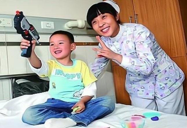 汶川地震中敬礼娃娃郎铮原视频,汶川地震敬礼娃娃完整版