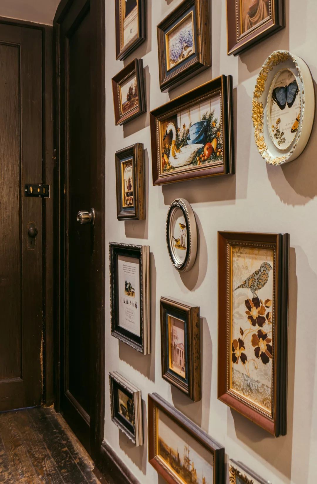 工业机械化时期，瓦尔布格的金属相框，金属材料却能产生相变行为