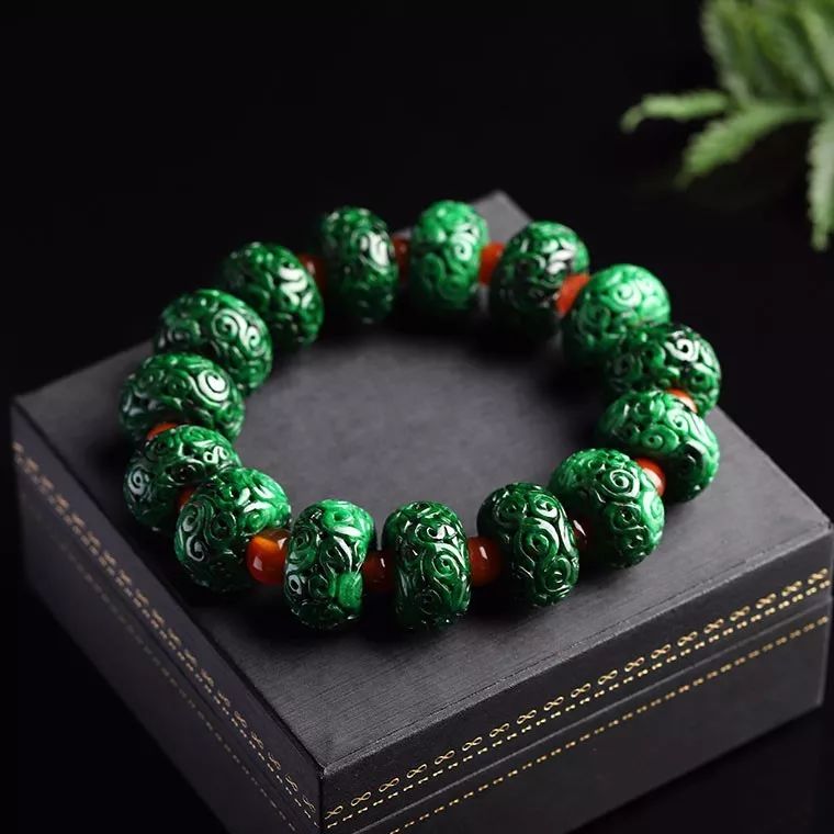 男人戴翡翠有什么讲究吗,男人戴翡翠观音好还是山水牌好