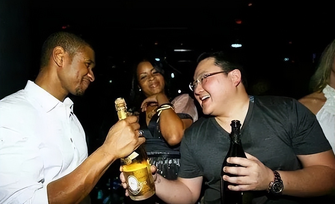 他曾包下报纸版面求婚萧亚轩，送超模2.5亿游艇，如今沦为通缉犯