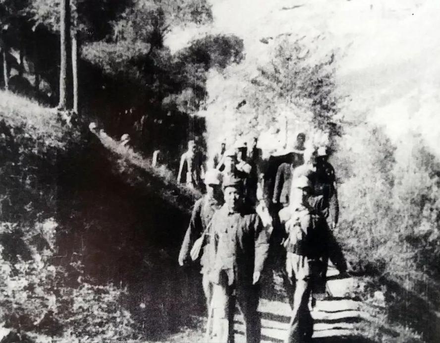 前有大河,后有胡宗南追兵,生死关头毛*东泽**却淡定道:给我一支烟