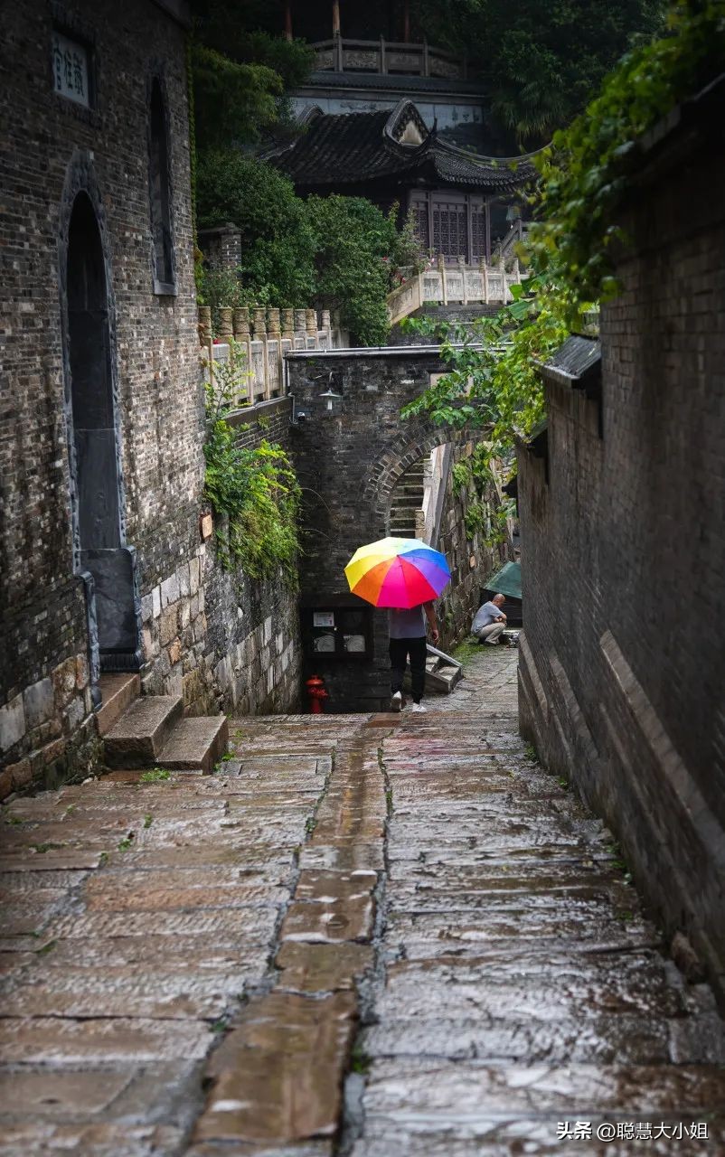 江苏镇江，比扬州安逸。这座有钱低调的小城，倦了就去小住几日