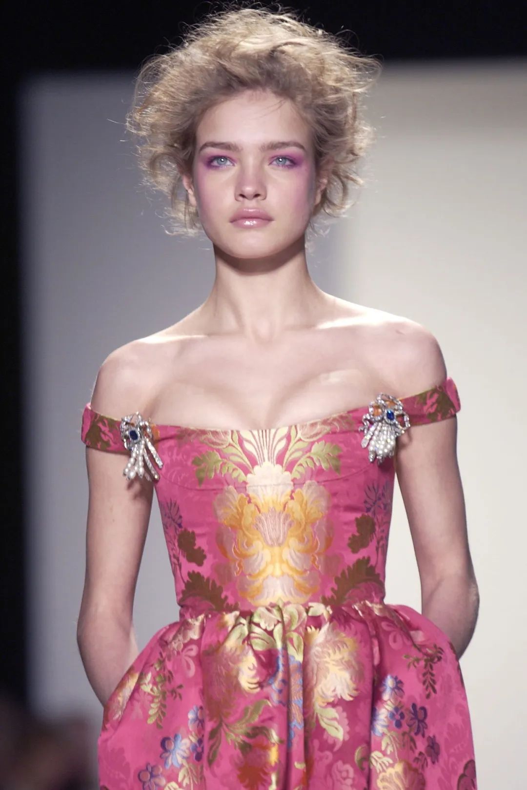 身价200亿LV太子妃找回失散多年的亲妹！网友傻眼：还缺妹妹吗？