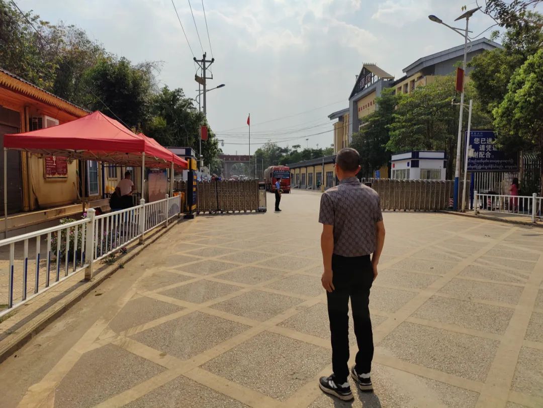 被骗缅北孩子家长盯着画面找人,陷入缅北电诈的孩子徘徊边境