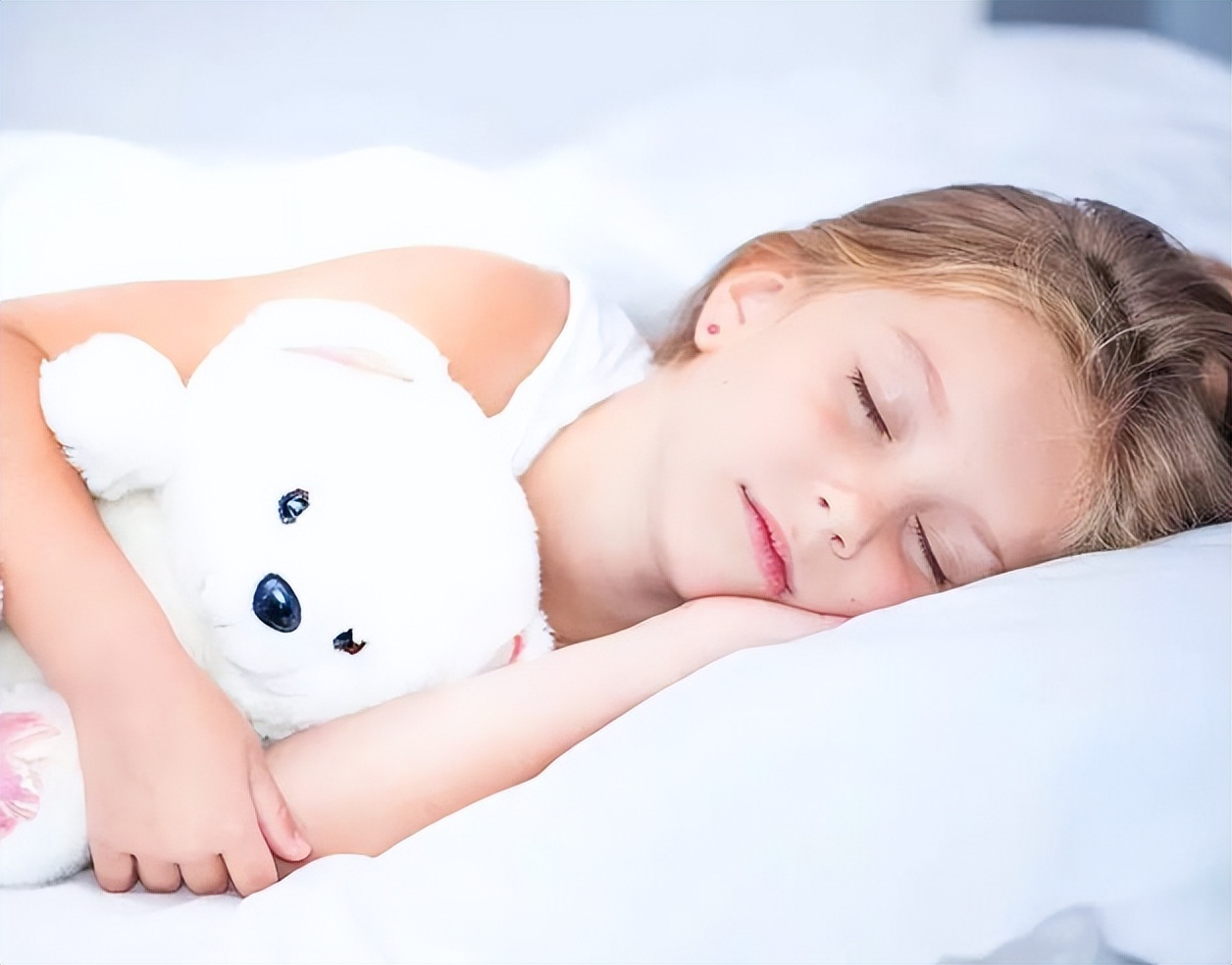 宝宝晚上不睡怎么快速入眠,宝宝半夜困但不睡怎么办