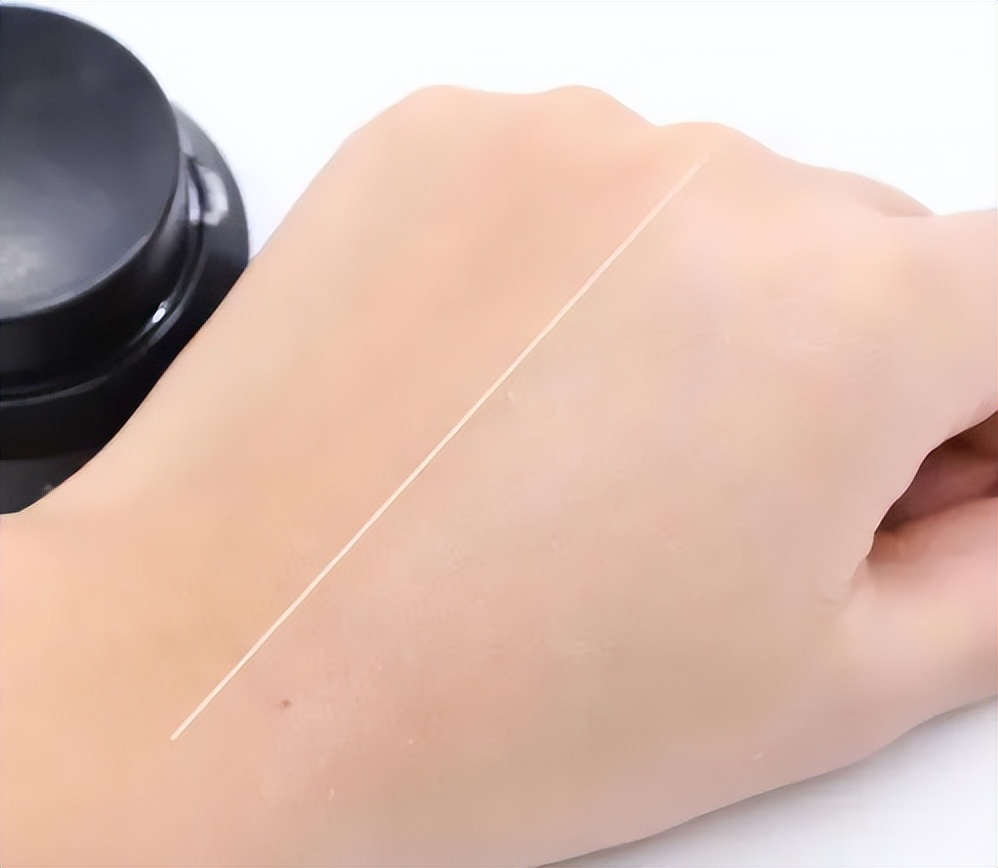 卸粉底后感觉鼻子上的毛孔有白点,为什么上完粉底液鼻子上有黑点