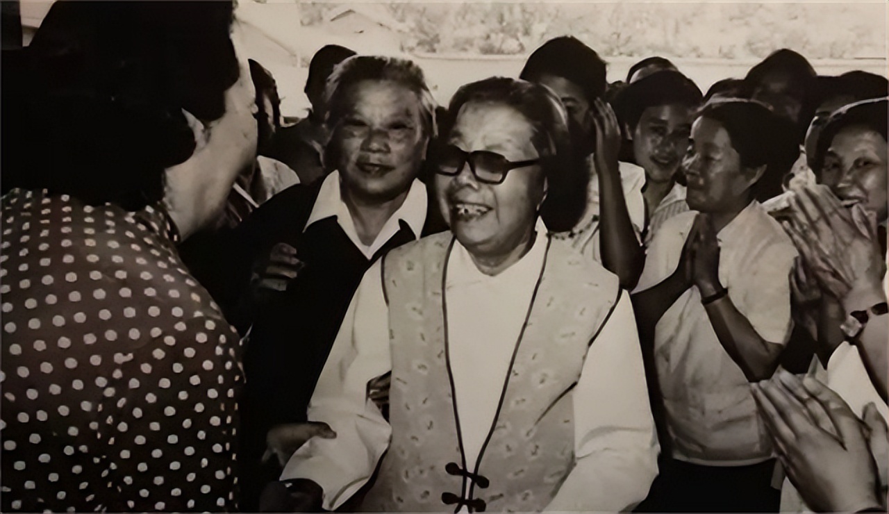 *颖超邓**去世，聂帅女儿聂力哭着扑向骨灰盒：邓妈妈再让我吻你一次