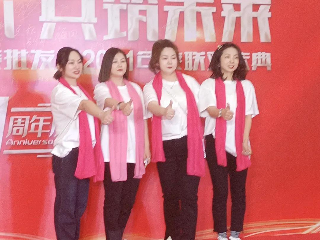 高铁服装批发城礼服,高铁服装批发城直播