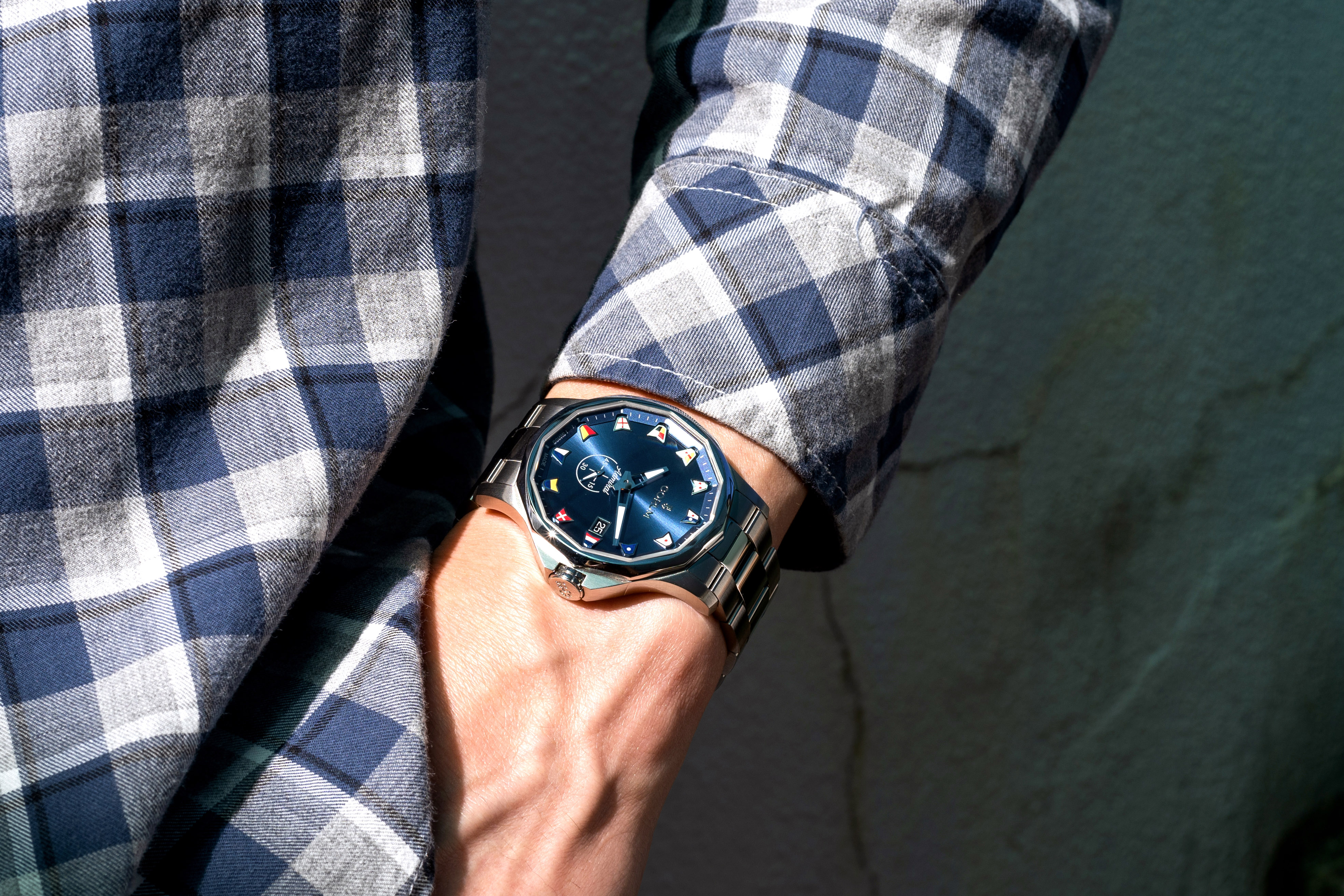 长假盼海?CORUM昆仑表打造“迷你海滩”