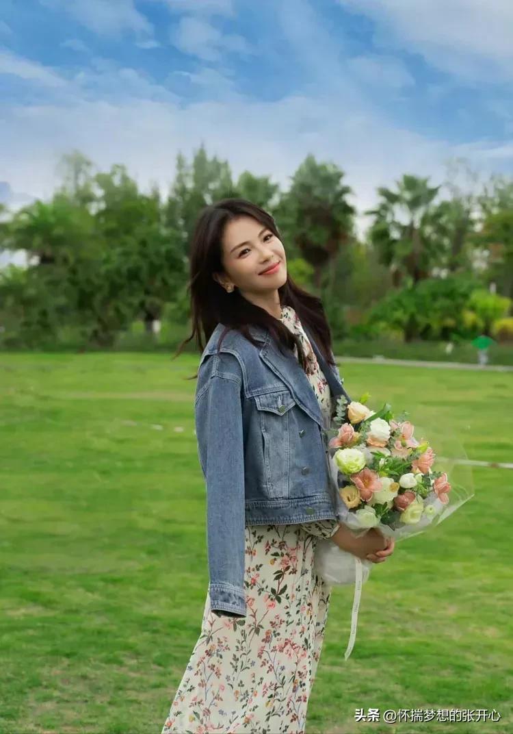 刘涛穿酒红色波点长裙优雅迷人,刘涛碎花裙配卷发温柔复古