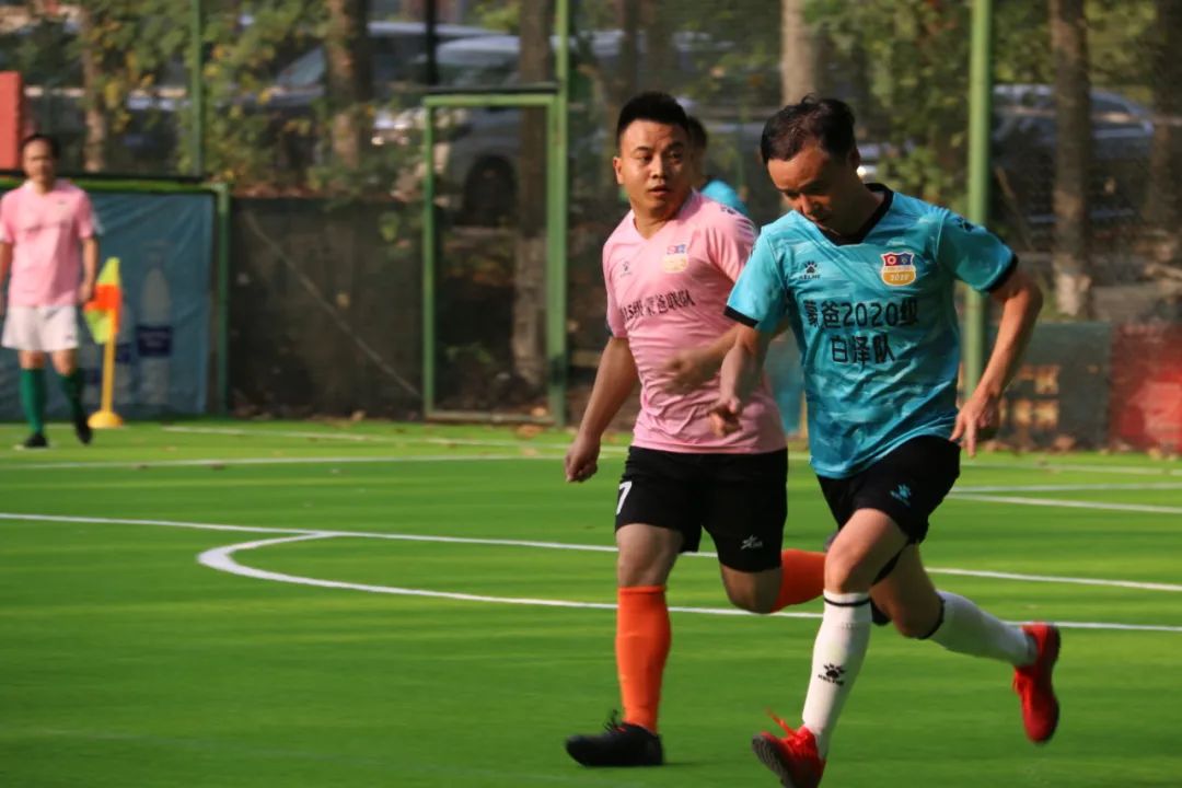 今年的成都热得发慌，夏天里的蒙爸足球，爱得发狂