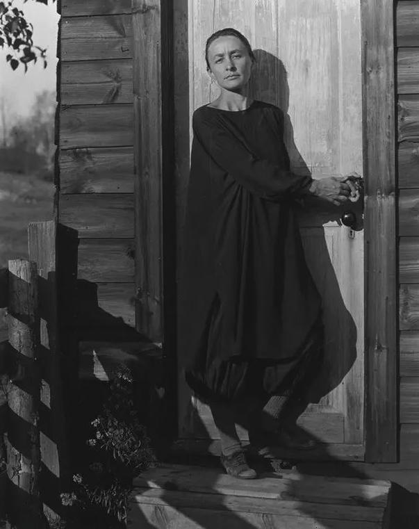 世界知名女画家独居沙漠35年！拒毕加索登门…网友：连家都是艺术