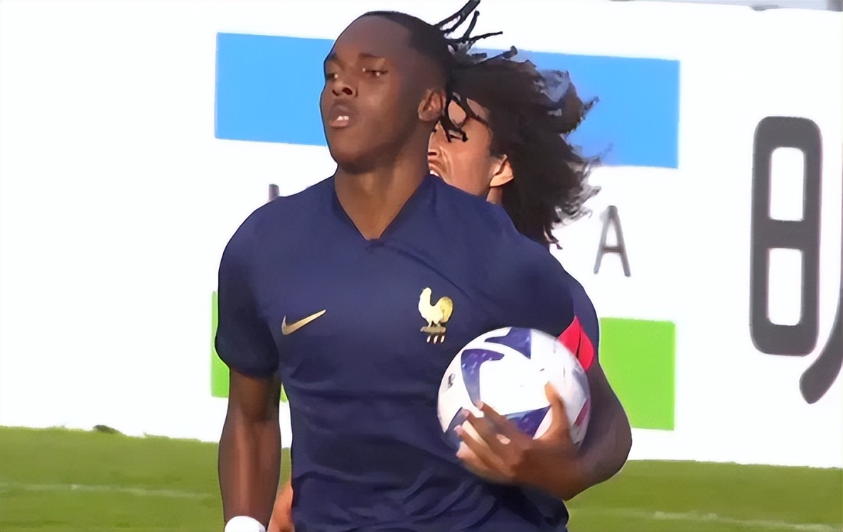 2-2被绝平！亚洲冠军遭羞辱，大5岁90分钟赢不了，法国队全是黑人