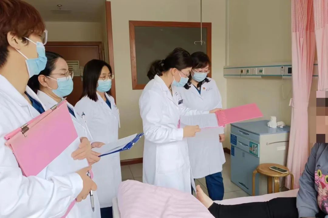 专家快刀显身手患者落泪见真情秦皇岛市北医三院妇产科为患者实施腹腔镜下子宫内膜癌分期术及全子宫切除术