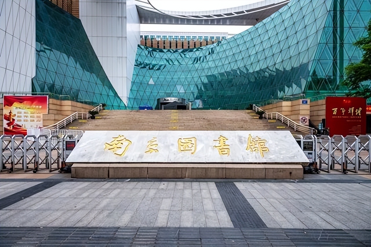 男子地摊卖书最后拍出天价,男子地摊花1万元买了一本古书