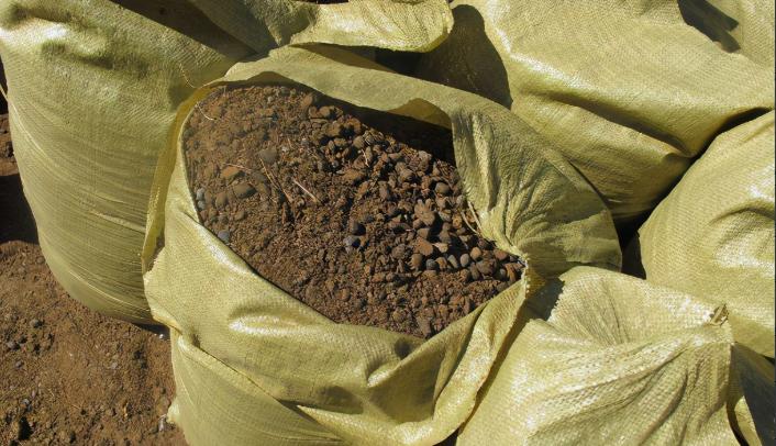 养花土里放什么东西可以使土松弛,养花土上面的颗粒