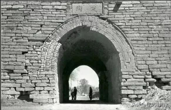 王司令身后常跟七八个盒子，每人都一长一短，人手一辆洋车子…