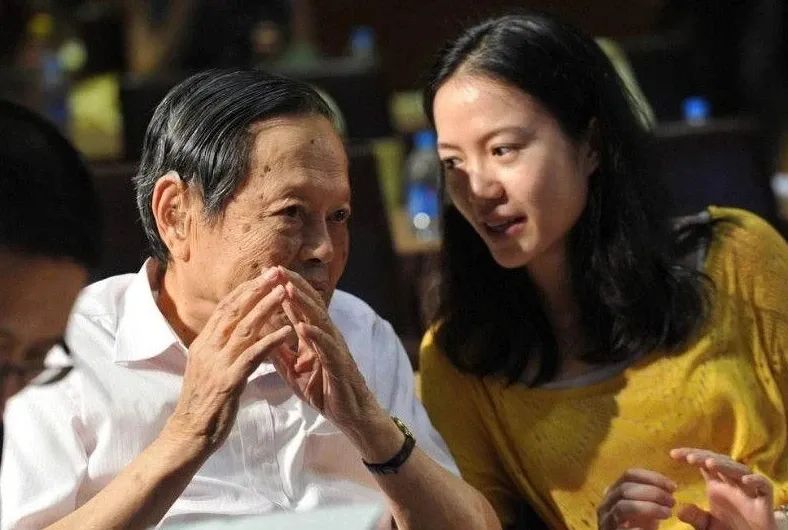 97岁杨振宁与43岁翁帆近照曝光,翁帆为什么守护杨振宁17年之久