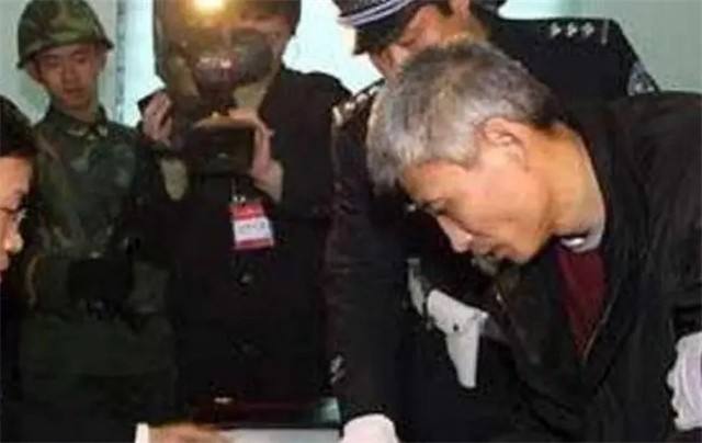 东北“教父”刘涌：与警察枪战，抽刘德华耳光，被捕时吞药自杀