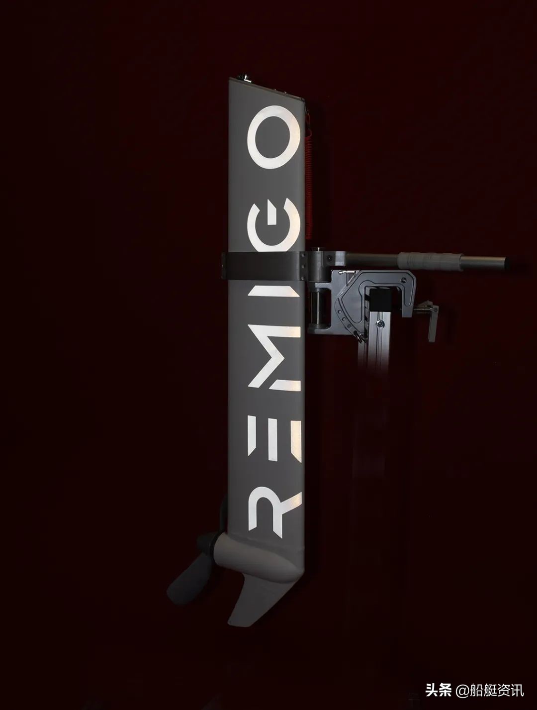 像不像方向舵？时尚简约的RemigoOne一体式电动舷外机