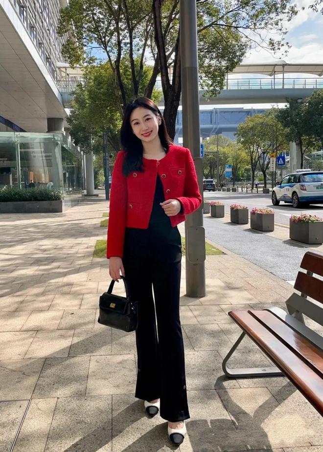 一字带凉鞋黑裤子搭配什么上衣,黑裤子怎么搭配洋气