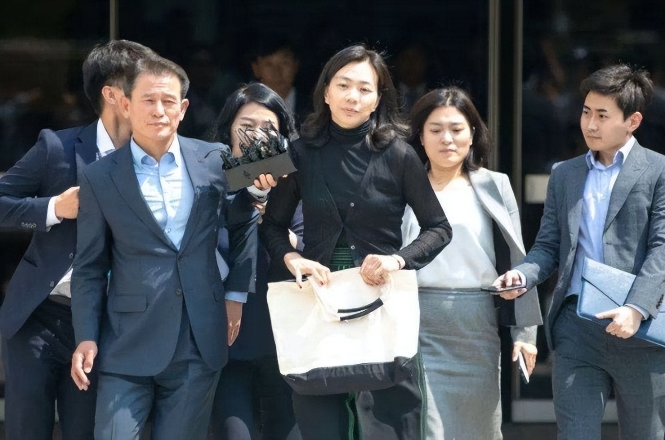 赵显娥让空姐下跪道歉视频,赵显娥逼停飞机事件