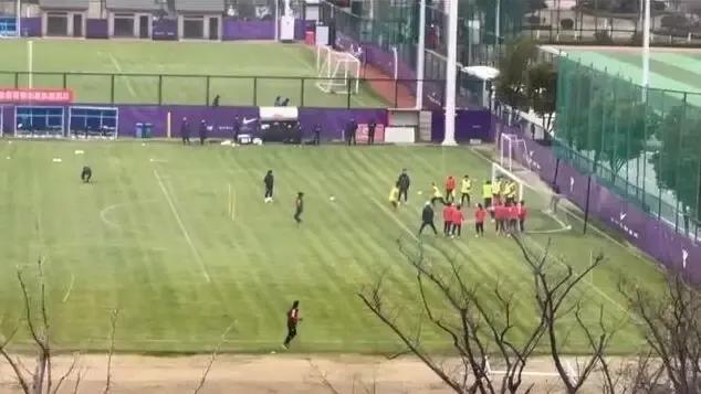 足球这一路的辛酸只有自己知道,足球不关乎生死但高于生死