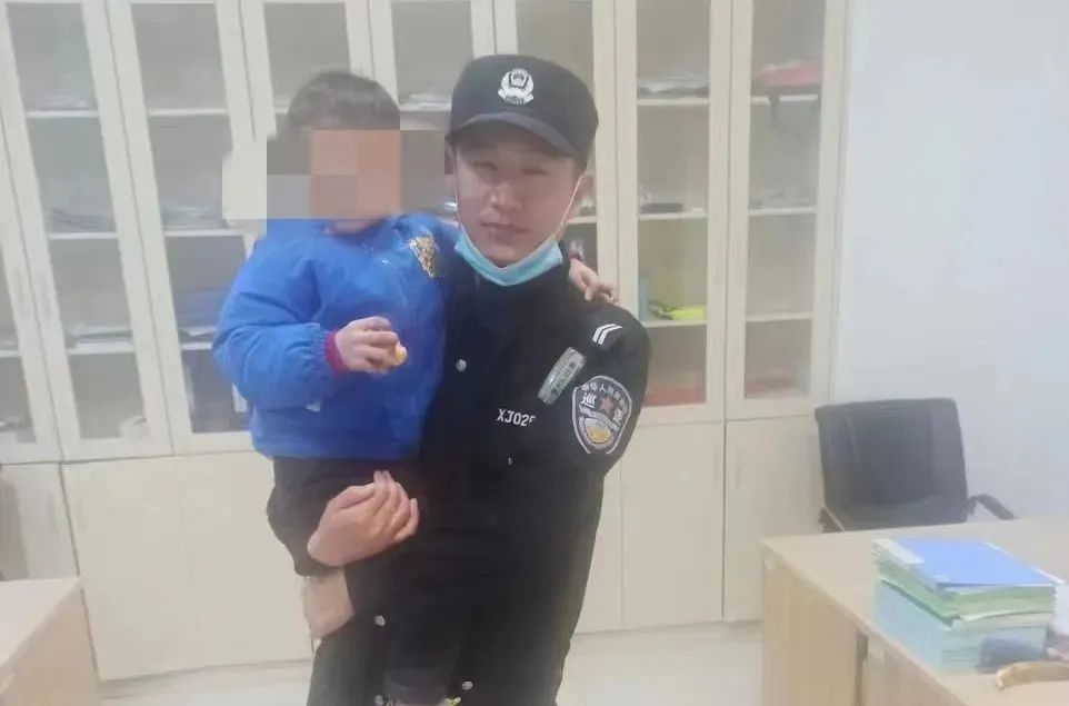 3岁男童走失民警帮其找家人,4岁男童走失警民联动找到家人