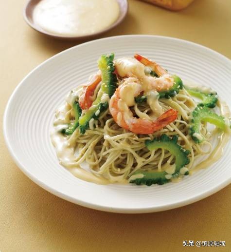 炒菜盐放多了怎么补救,炒菜盐放多了千万别加水加点它