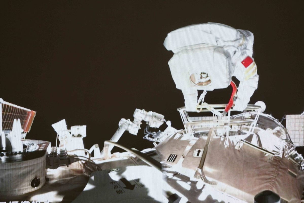 宇航员掉进外太空会怎么样,如果宇航员不小心飘进了太空