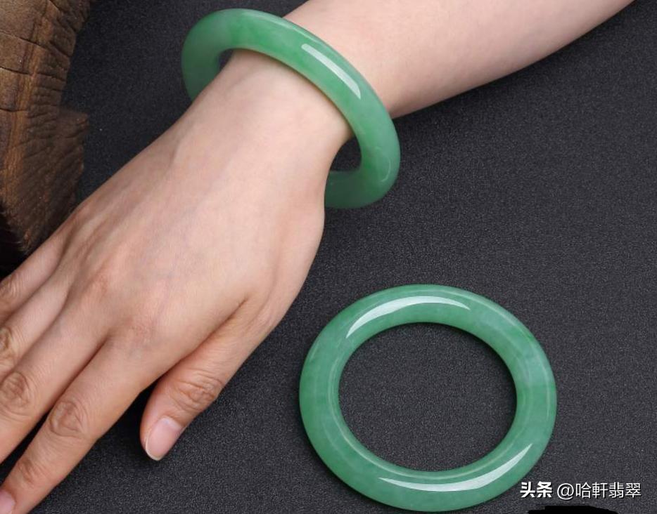 豆种白底飘蓝花的翡翠手镯好不好,细豆种翡翠手镯17000买贵了吗