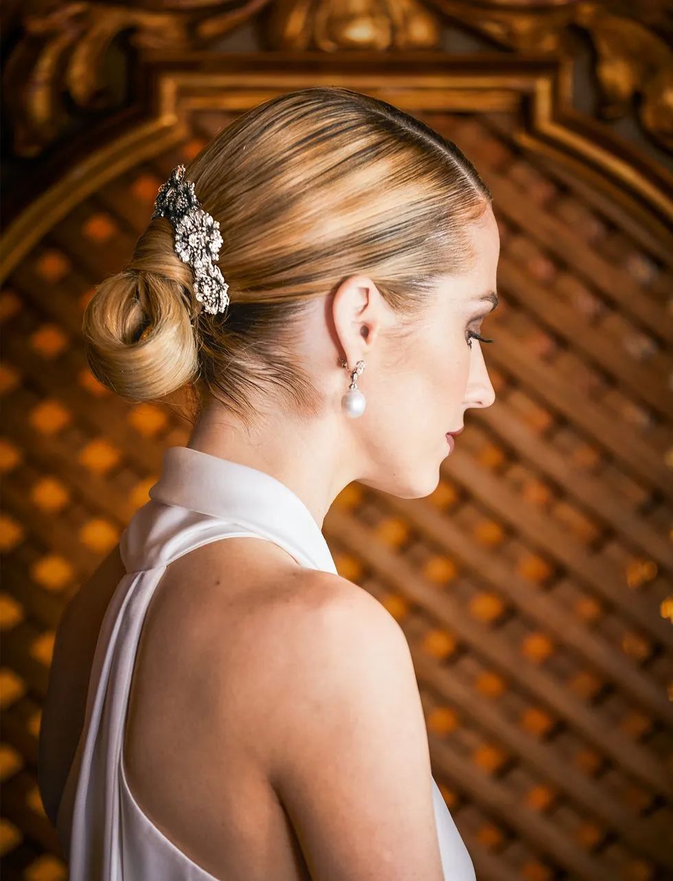 王冠要怎么戴才不会压塌头发,戴皇冠怎么能不掉