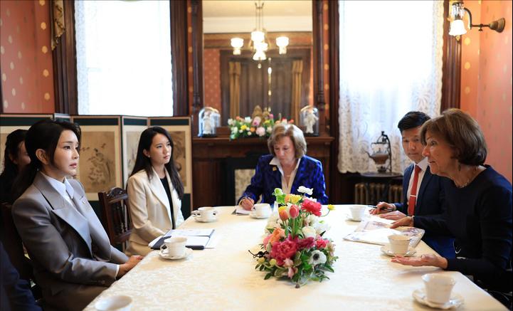 韩第一夫人穿军装,访美韩国第一夫人