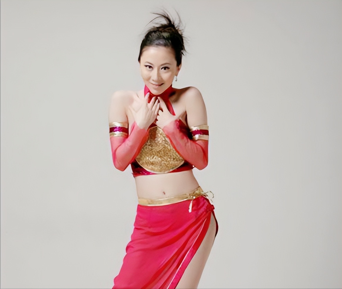 汤加丽：因当“人体模特”被丈夫抛弃，被父母嫌弃，47岁仍然单身