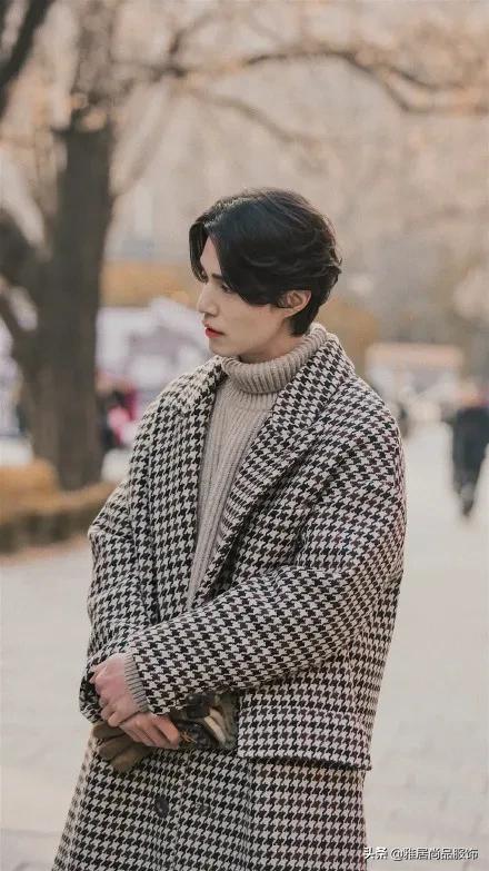 男士黑色大衣内搭什么颜色打底,男士穿大衣怎么搭配裤子和鞋子