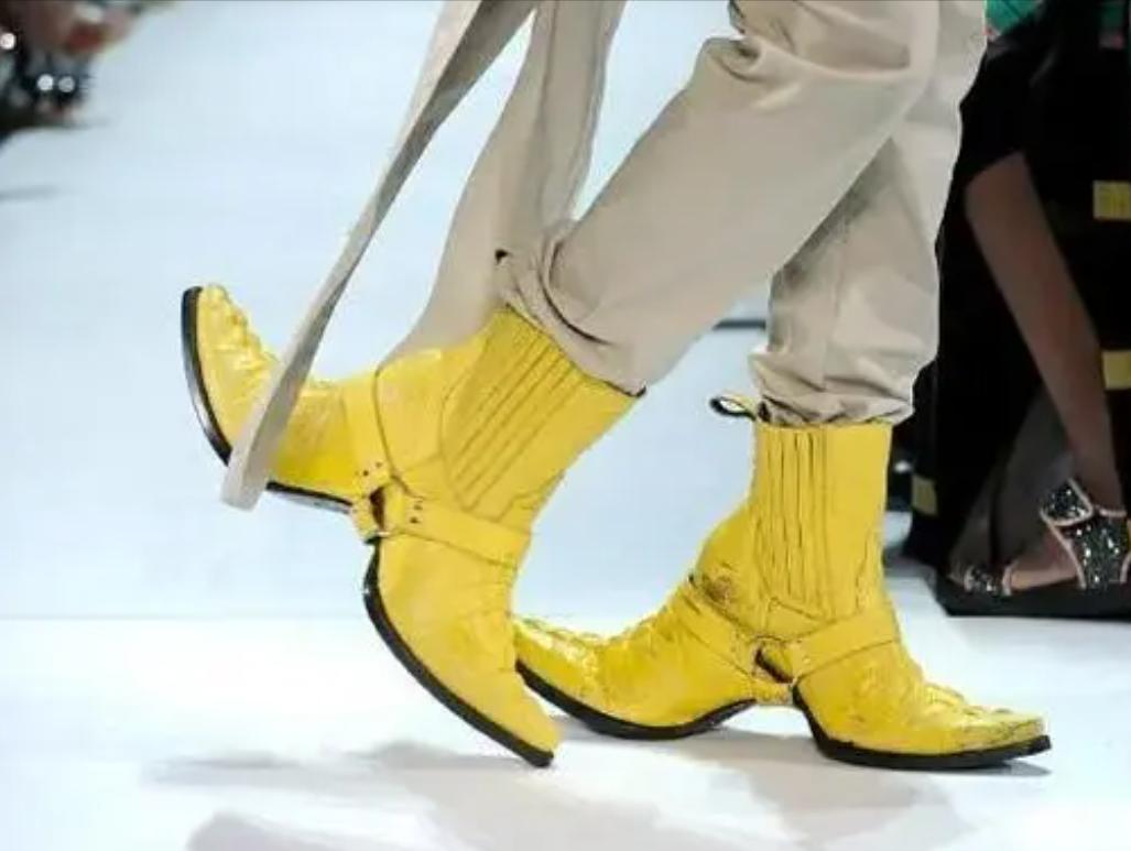 大牌时装秀，频繁暴露隐私部位，到底是追求潮流还是为了博眼球