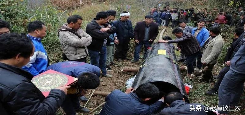 农村风俗七不葬父八不葬母,排棺葬习俗