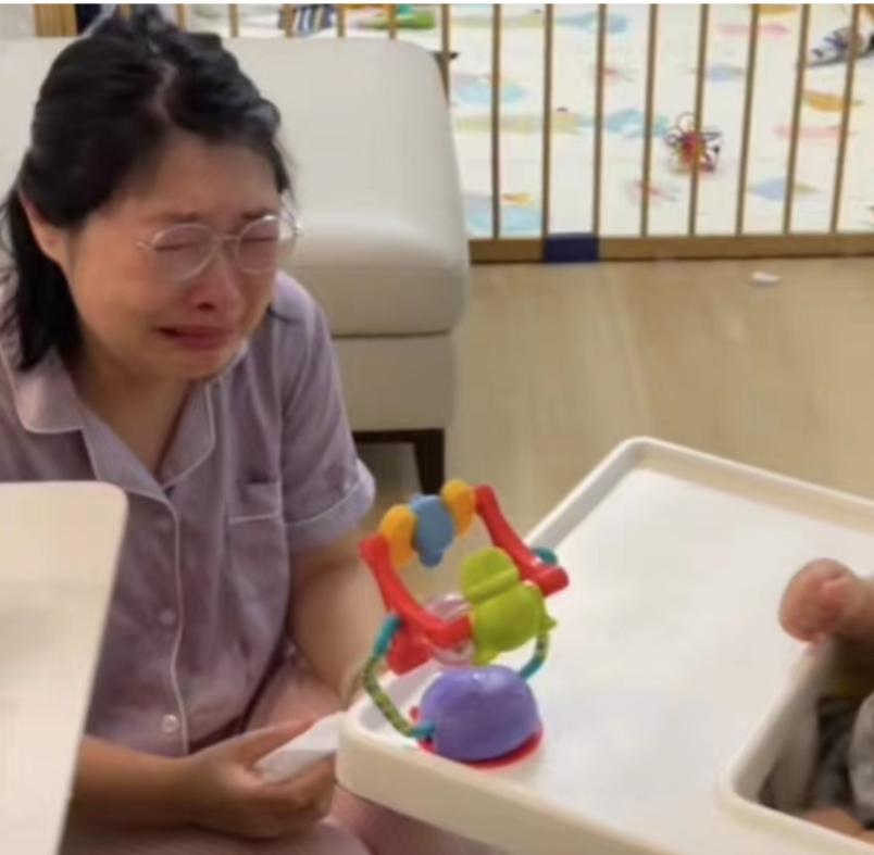 宝妈收到包包痛哭,宝妈因为几十块钱哭