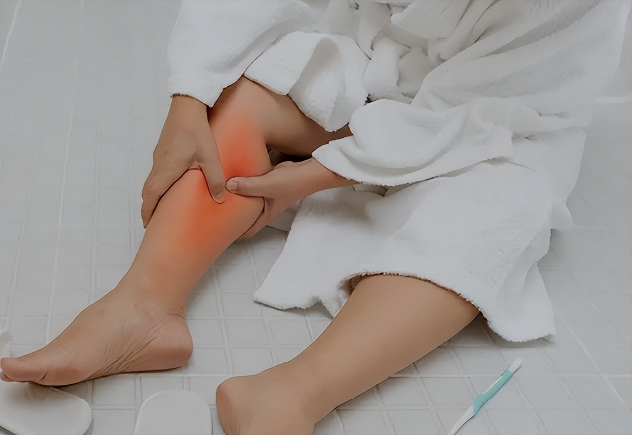 睡觉时突然腿抽筋的原因是什么,睡觉突然腿抽筋可能并非缺钙