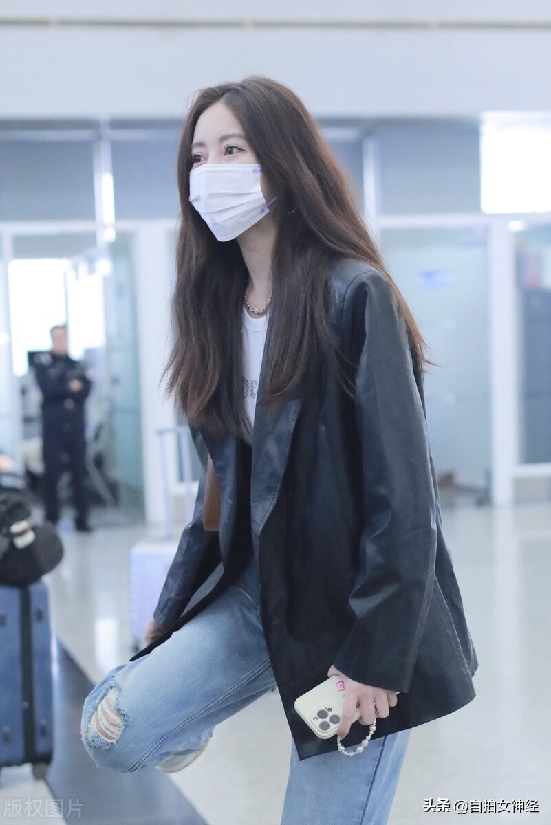 吴优身穿白色长裙礼服,吴优棕色牛仔裤