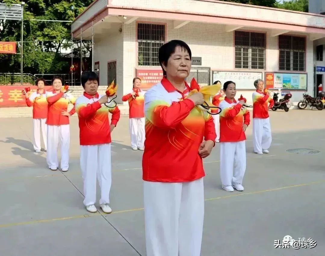 全民健身日太极进社区,健康服务进社区免费体检暖人心