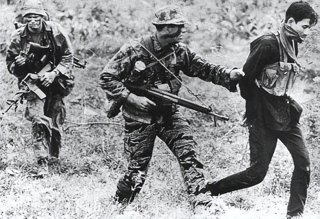 兵团新警,警用突击步枪与军用突击步枪