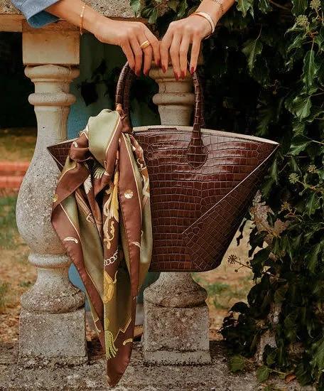 值得购买的入门轻奢包包,推荐性价比高的轻奢品牌包包